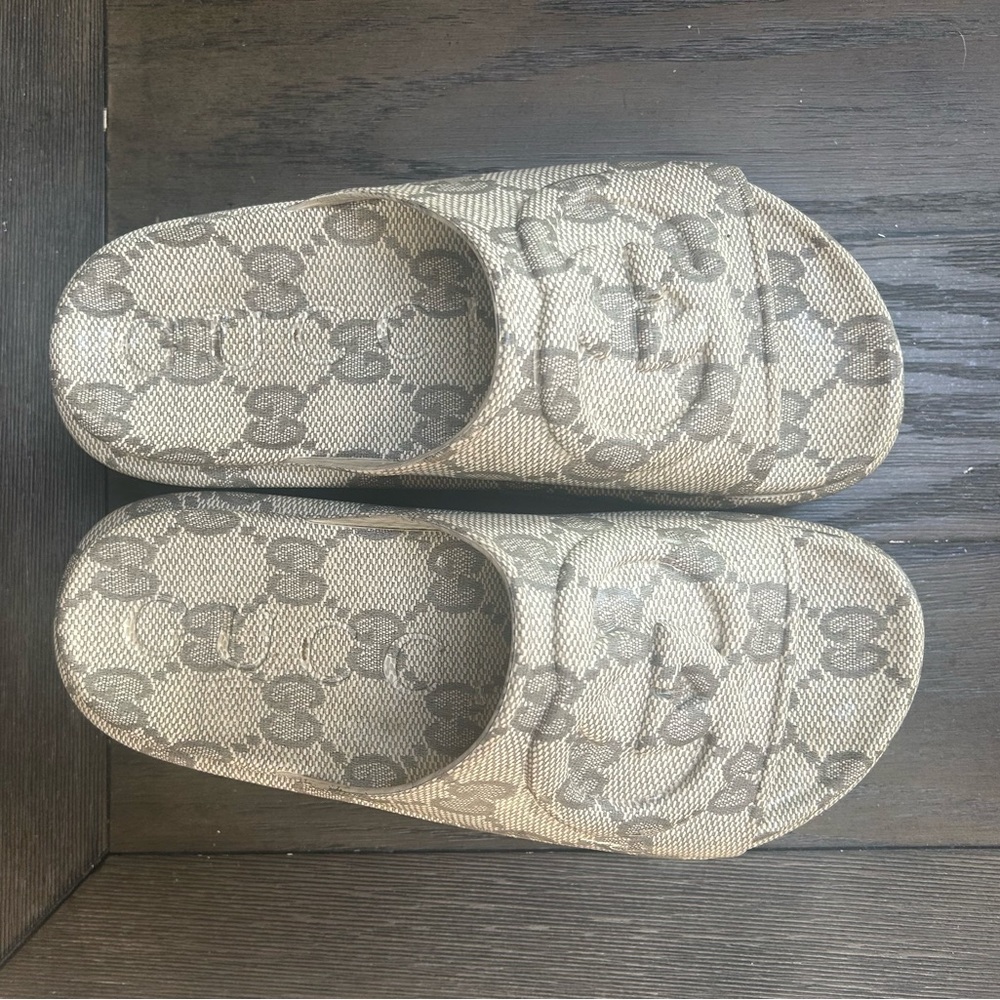 Gucci Women’s Interlocking G Rubber Slide Sandal Size 38 (8)
